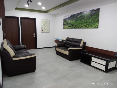 a waiting room with two chairs and a table at D GAYA HOTEL Cameron Highlands in Tanah Rata