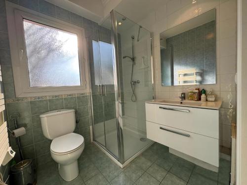 une salle de bain avec toilettes et douche en verre dans l'établissement Moderne Wohnung In Mougins Mit Eigenem Garten, à Mougins