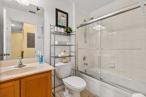 une salle de bain avec toilettes, douche et lavabo dans l'établissement Villa with Private Pool and King Size Bed, à Kissimmee