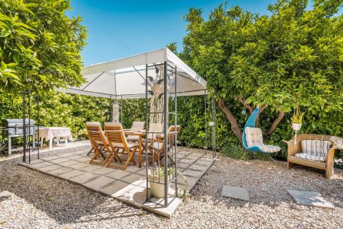 Κήπος έξω από το Villa di Lucia