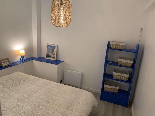 - une chambre avec un lit et une étagère bleue dans l'établissement Duplex sur le port du Brusc, Plage, Embarcadère, Commerces à pieds, à Six-Fours-les-Plages