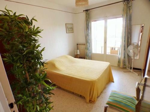 une chambre avec un lit et une grande fenêtre dans l'établissement A 200 m de la plage, appartement 2 chambres avec terrasse vue mer ! Parking privé, à La Seyne-sur-Mer