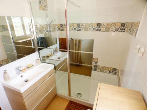 une salle de bain avec un lavabo et une douche dans l'établissement A 200 m de la plage, appartement 2 chambres avec terrasse vue mer ! Parking privé, à La Seyne-sur-Mer