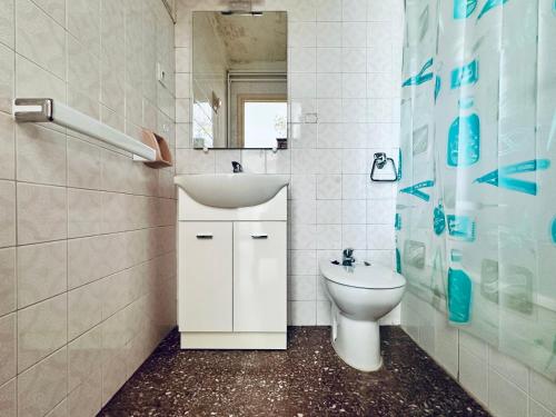 ein Badezimmer mit Waschbecken und Toilette in der Unterkunft Global Immo 3017 Monaco in Roses