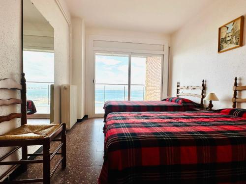 ein Schlafzimmer mit zwei Betten und einem großen Fenster in der Unterkunft Global Immo 3017 Monaco in Roses