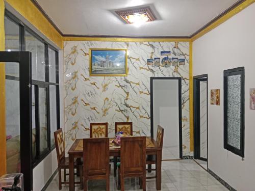 Un comedor con mesa y sillas en Homestay komodo, en Komodo