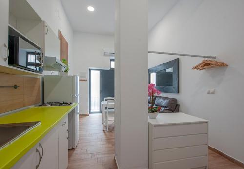Η κουζίνα ή μικρή κουζίνα στο J&N Apartament La Palmera 3