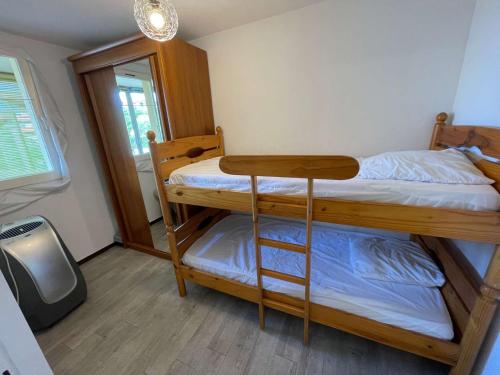 - une chambre avec 2 lits superposés et une télévision dans l'établissement Appartement climatisé avec 1 chambre à deux pas de la plage des Sablettes, à La Seyne-sur-Mer