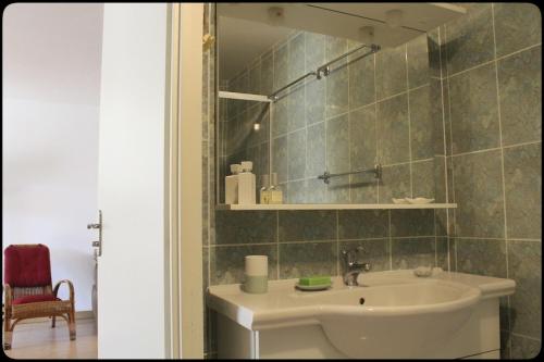 une salle de bain avec un lavabo et un miroir dans l'établissement Maison Climatisée - 6 pers - 3 chambres, à Sanary-sur-Mer