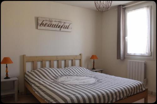 - une chambre avec un lit et une couette à rayures dans l'établissement Maison Climatisée - 6 pers - 3 chambres, à Sanary-sur-Mer