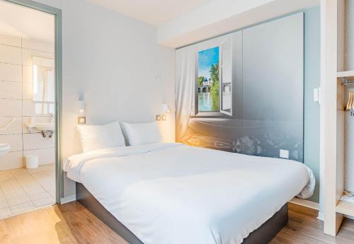 Ein Bett oder Betten in einem Zimmer der Unterkunft B&B HOTEL Chatellerault