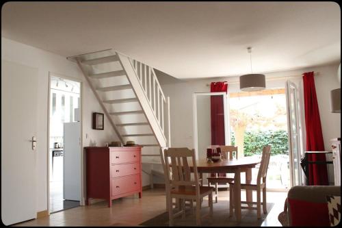 - une cuisine et une salle à manger avec une table et des escaliers dans l'établissement Maison Climatisée - 6 pers - 3 chambres, à Sanary-sur-Mer
