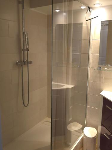 une douche avec une porte vitrée dans une salle de bain dans l'établissement Les rives des Issambres 1201, à La Garonnette-Plage