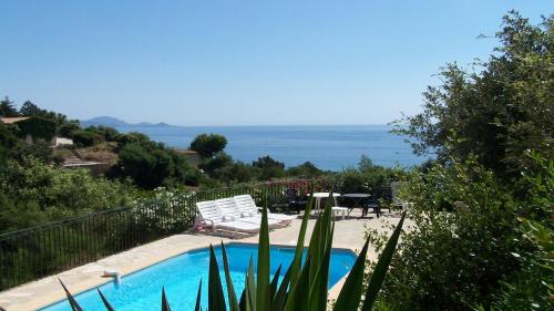 Photo de la galerie de l'établissement Les Tamaris 0233 villa, aux Issambres