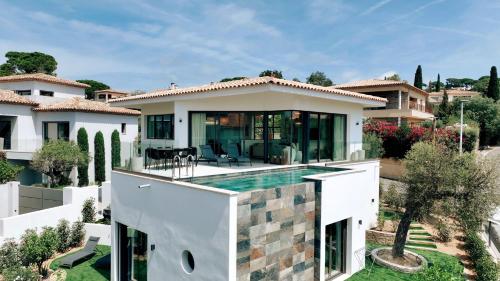 une vue aérienne d'une maison avec piscine dans l'établissement Villa du golf, à Sainte-Maxime