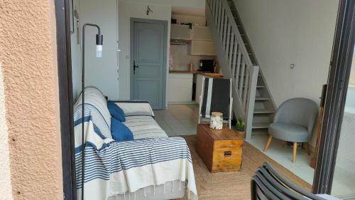 une petite chambre avec un lit et un escalier dans l'établissement Les terrasse de la mer, aux Issambres