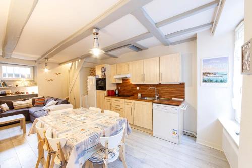 カンカルにあるCharmante maison pêcheur - 50m merのキッチンとテーブルとソファのあるリビングルーム