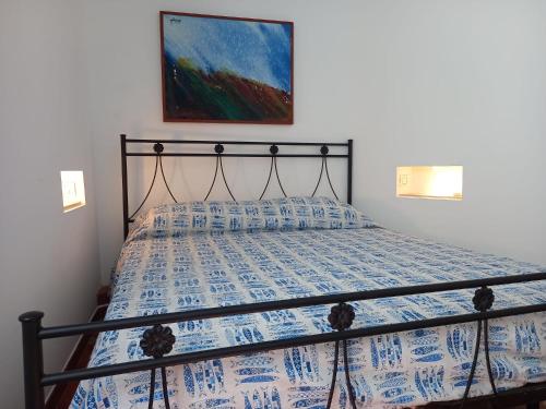 una camera da letto con un letto con un piumone blu e bianco di Trapani Centro Little Home a Trapani