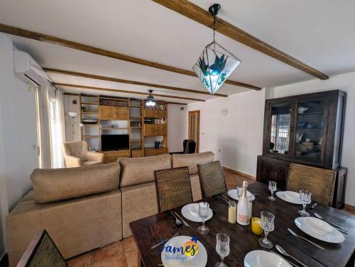 3BR Family Apt Near Beach AC TV17