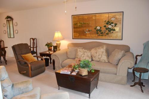 una sala de estar con un sofá y una mesa en 16 Orantes Place, en Hot Springs Village