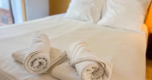 une paire de serviettes assises sur un lit dans l'établissement AC - Hypercenter - Comfort and space, à Avignon