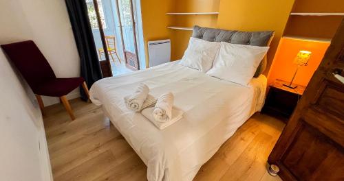 une chambre avec un lit avec des serviettes dessus dans l'établissement AC - Hypercenter - Comfort and space, à Avignon