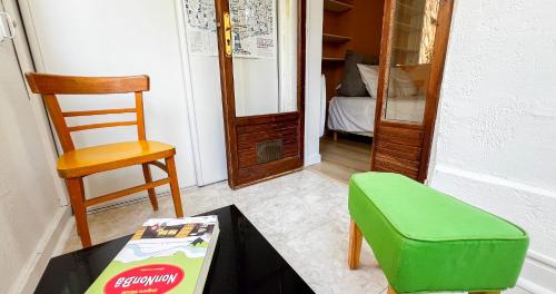 une chambre avec une table, une chaise et une porte dans l'établissement AC - Hypercenter - Comfort and space, à Avignon