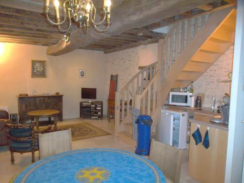 un salon avec une cuisine et un escalier dans l'établissement Les Trois Croix, à Santenay