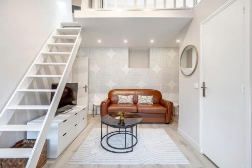 un salon avec un canapé et une table dans l'établissement A43 Republic # 1BedRoom # Marais # Paris03 # AC, à Paris