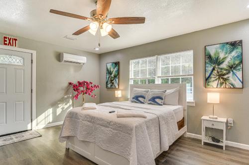 una camera da letto con un letto e un ventilatore a soffitto di 6 Mi to Busch Gardens Family and Pet Friendly Home a Tampa