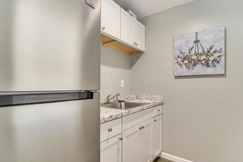 una cucina bianca con lavello e frigorifero di 6 Mi to Busch Gardens Family and Pet Friendly Home a Tampa