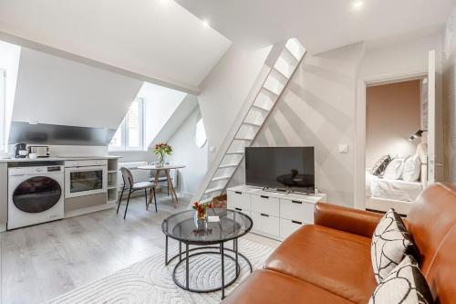 un salon avec un canapé et une télévision dans l'établissement A43 Republic # 1BedRoom # Marais # Paris03 # AC, à Paris