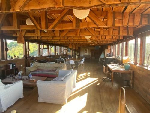 LechaguaにあるFuerte Chaicura Family Lodge, Ancud, Chiloéのソファとテーブルと窓のあるリビングルーム