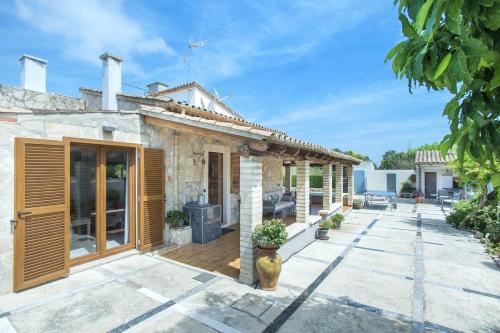 Beautiful villa near Pollensa by Renthousing