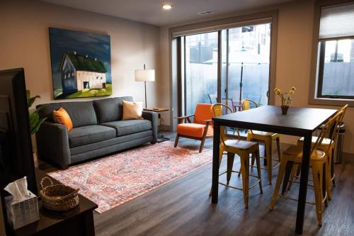 Χώρος καθιστικού στο Modern State Units 1&2 - Offering TWO Garden Level Condos in Downtown Traverse City