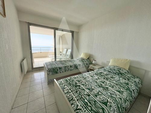 une chambre avec deux lits et une vue sur l'océan dans l'établissement 2 CHAMBRES, PKG, LARGE TERRASSE, PISCINE, VUE PANORAMIQUE MER, à Sète