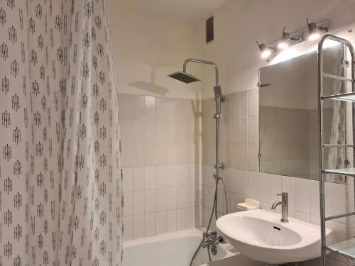 une salle de bain avec un lavabo et un rideau de douche dans l'établissement T2 cabine CAP D'AGDE CT115-716, au Cap d'Agde