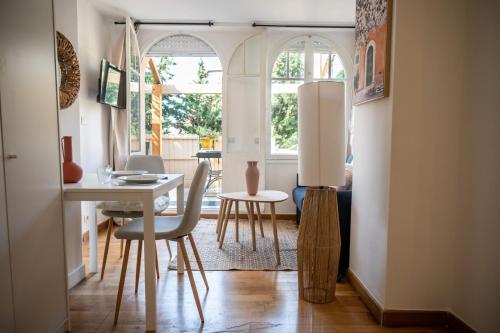 une salle à manger avec une table et des chaises et une fenêtre dans l'établissement GuestReady - Enchanted stay with garden in Cimiez, à Nice