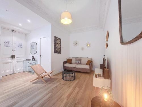 un salon avec un canapé et une table dans l'établissement Nestor&Jeeves - COCOA BEACH - Central - Near Beach, à Nice