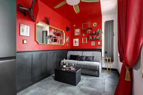 - un salon rouge avec un canapé et un miroir dans l'établissement TBS 328 - Lovely studio near Quartier Marais, à Paris