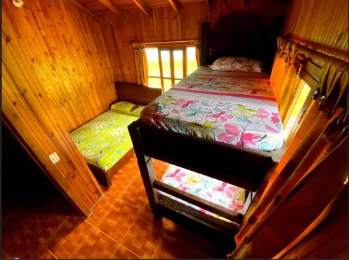 a small room with a bed and a small bed sidx sidx sidx at Finca Quinta el chalet in Calima