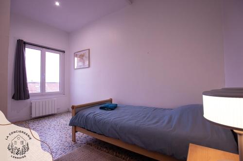 une chambre avec un lit et une fenêtre dans l'établissement Le Panoramic lensois, à Lens