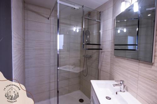 une salle de bain avec douche et lavabo dans l'établissement Le Panoramic lensois, à Lens