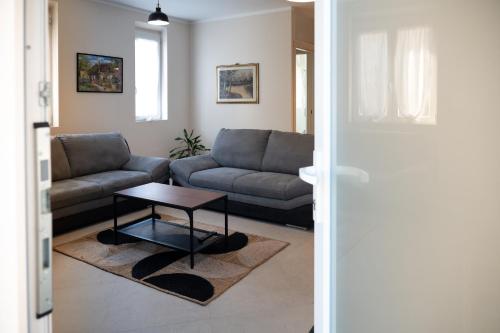 a living room with a couch and a table at Cetinale Apartments in Cavriglia