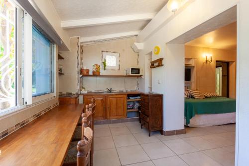 - une cuisine avec évier et un lit dans une chambre dans l'établissement Le Repaire, à Cassis