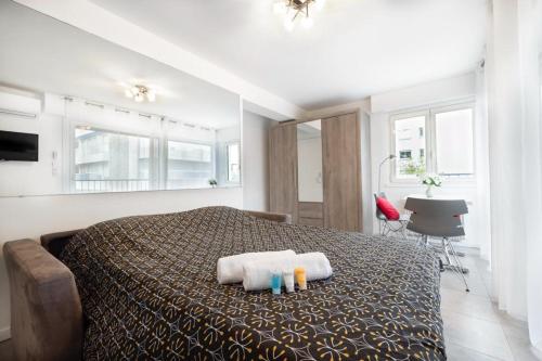 une chambre avec un lit avec deux serviettes dessus dans l'établissement Charmant Studio - Calme - Croisette & Plage à 7 min, à Cannes
