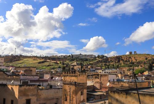 非斯Dar Demlij的享有城市的背景和山丘美景