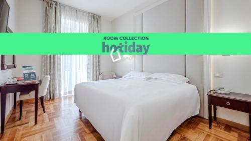 アラッシオにあるHOTIDAY Room Collection - Mediterranee Alassioの白いベッド(部屋のアンソロジーコレクションを読むサイン付)