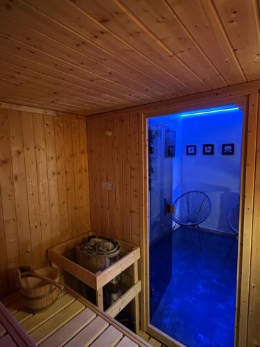 d'un sauna avec une lumière bleue dans l'établissement Évasion Spa Jacuzzi Sauna, à Eckbolsheim