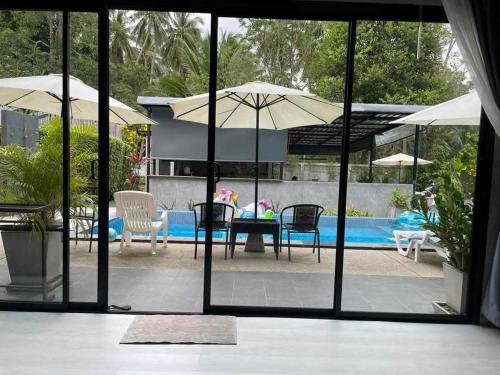 Bazén v ubytování มาพูลวิลล่าขนอม MA Pool Villa Khanom 2 nebo v jeho okolí